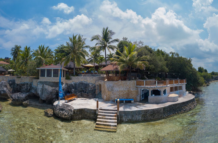 You can access the house reef right from the dive center. You can access the house reef right from the dive center.
